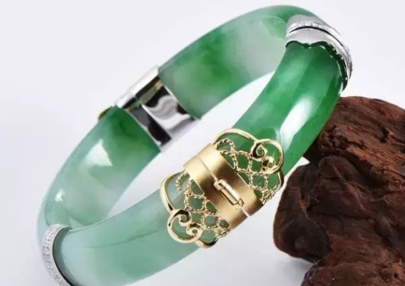 翡翠手镯看着有蓝光是咋回事啊翡翠手镯看着有蓝光是咋回事-第2张图片-翡翠网