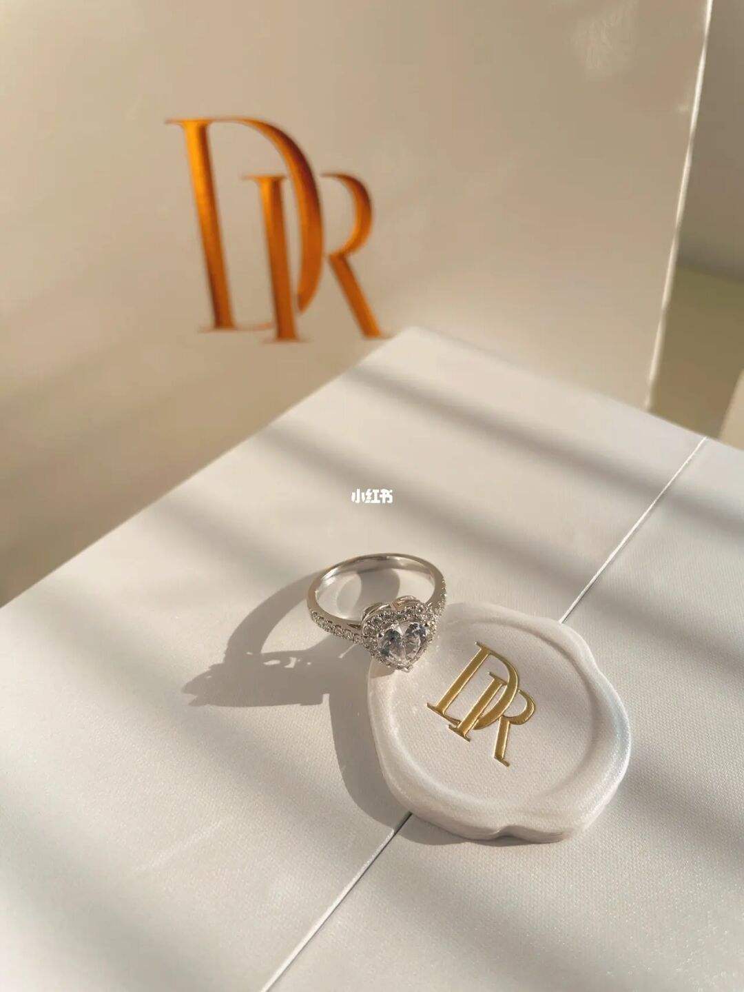 DR钻戒的价格比其他牌子要高吗?,dr钻戒的价格-第2张图片-翡翠网 DR钻戒的价格比其他牌子要高吗?,dr钻戒的价格-第2张图片-翡翠网