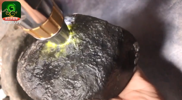 翡翠原石色蟒的种类翡翠原石种蟒最好的表现是什么-第2张图片-翡翠网