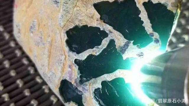 翡翠雾层知识翡翠的雾层算是翡翠吗-第2张图片-翡翠网 翡翠雾层知识翡翠的雾层算是翡翠吗-第2张图片-翡翠网