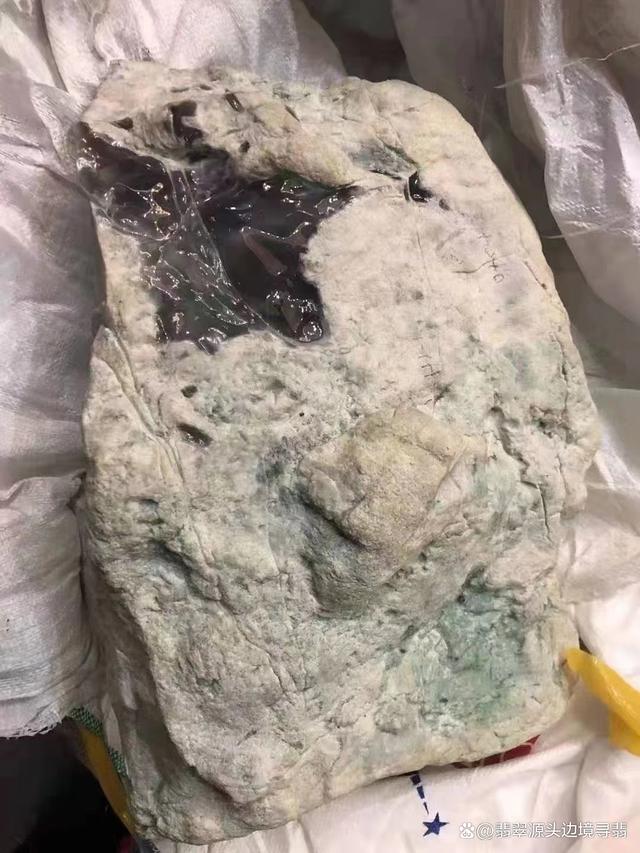 淡春翡翠原石图片淡春翡翠原石-第2张图片-翡翠网