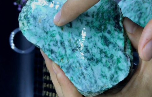 嫩翡翠原石翡翠原石的-第1张图片-翡翠网 嫩翡翠原石翡翠原石的-第1张图片-翡翠网