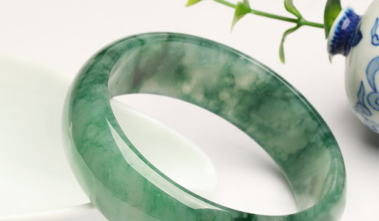 翡翠的知识和资料有哪些,翡翠的知识和资料-第1张图片-翡翠网 翡翠的知识和资料有哪些,翡翠的知识和资料-第1张图片-翡翠网