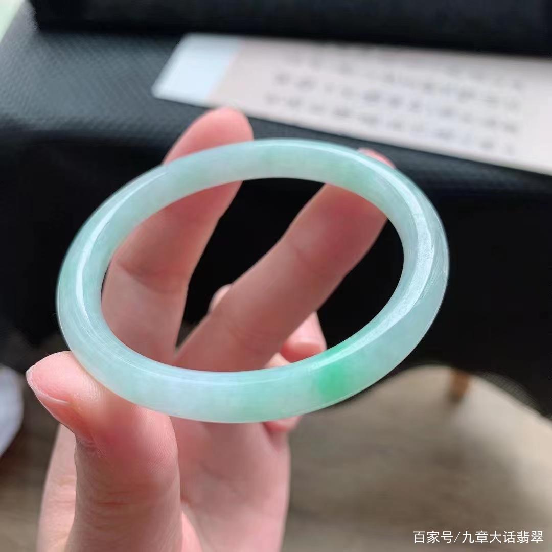 翡翠镯子宽条还是细条的好细条的翡翠手镯的缺点-第1张图片-翡翠网