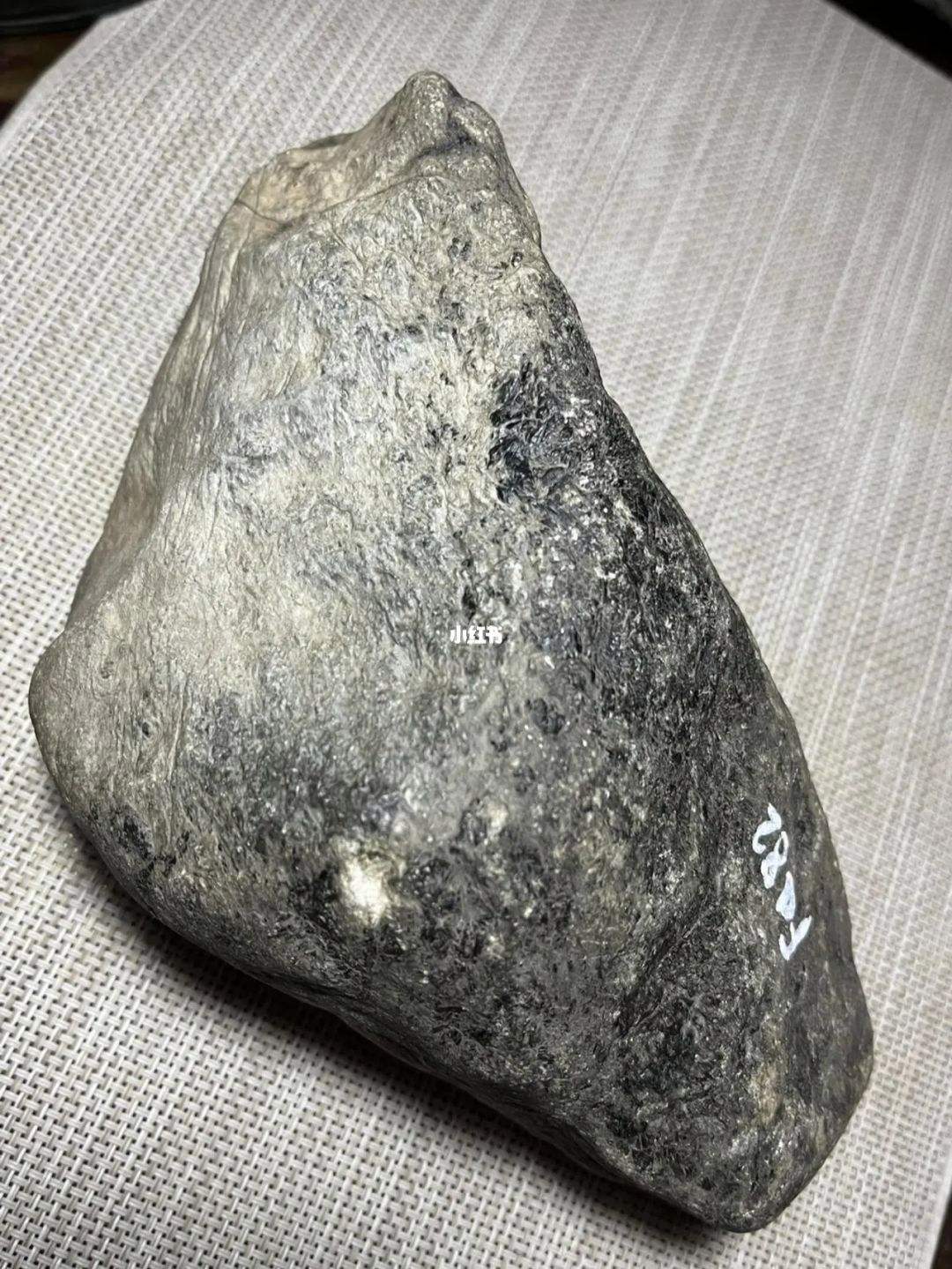 打灯看翡翠原石老种和嫩种翡翠原石种老灯光辨别-第1张图片-翡翠网 打灯看翡翠原石老种和嫩种翡翠原石种老灯光辨别-第1张图片-翡翠网