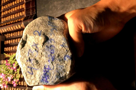 打灯看翡翠原石老种和嫩种翡翠原石种老灯光辨别-第2张图片-翡翠网 打灯看翡翠原石老种和嫩种翡翠原石种老灯光辨别-第2张图片-翡翠网