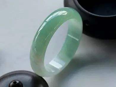 翡翠手镯好还是吊坠好,选翡翠手镯还是吊坠-第1张图片-翡翠网 翡翠手镯好还是吊坠好,选翡翠手镯还是吊坠-第1张图片-翡翠网