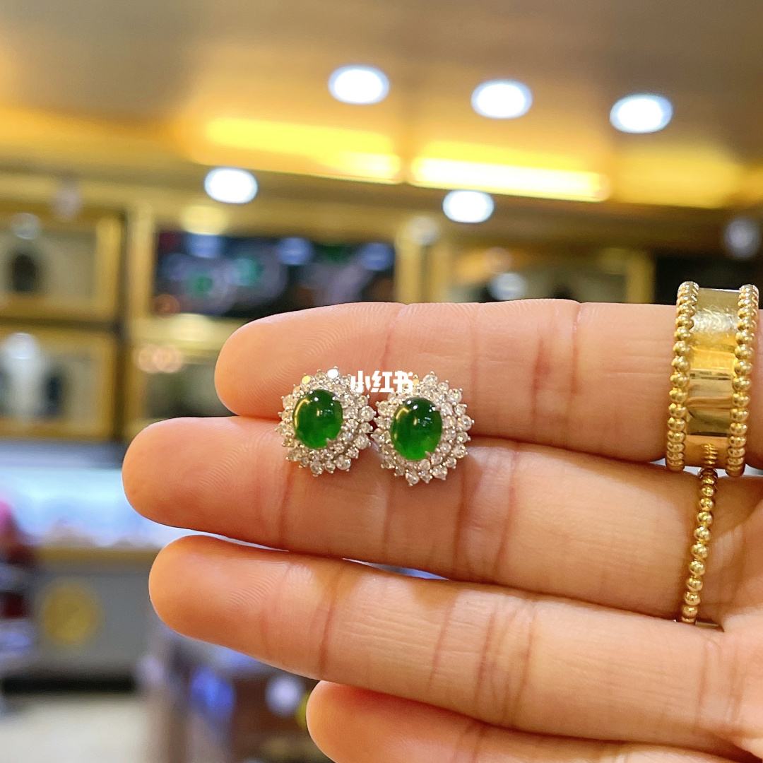 翡翠石怎么打磨,翡翠原石如何打磨成耳钉-第1张图片-翡翠网 翡翠石怎么打磨,翡翠原石如何打磨成耳钉-第1张图片-翡翠网