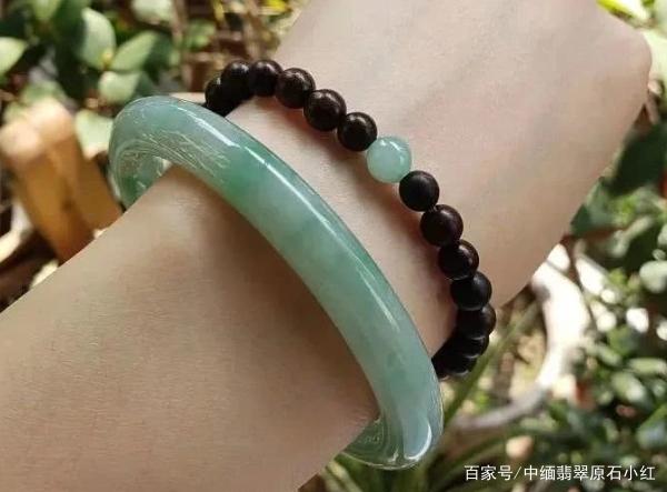 翡翠手镯可以放水中吗翡翠手镯可以放水里吗-第1张图片-翡翠网 翡翠手镯可以放水中吗翡翠手镯可以放水里吗-第1张图片-翡翠网