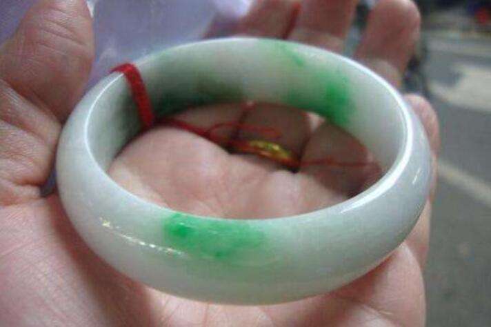 翡翠手镯可以放水中吗翡翠手镯可以放水里吗-第2张图片-翡翠网 翡翠手镯可以放水中吗翡翠手镯可以放水里吗-第2张图片-翡翠网