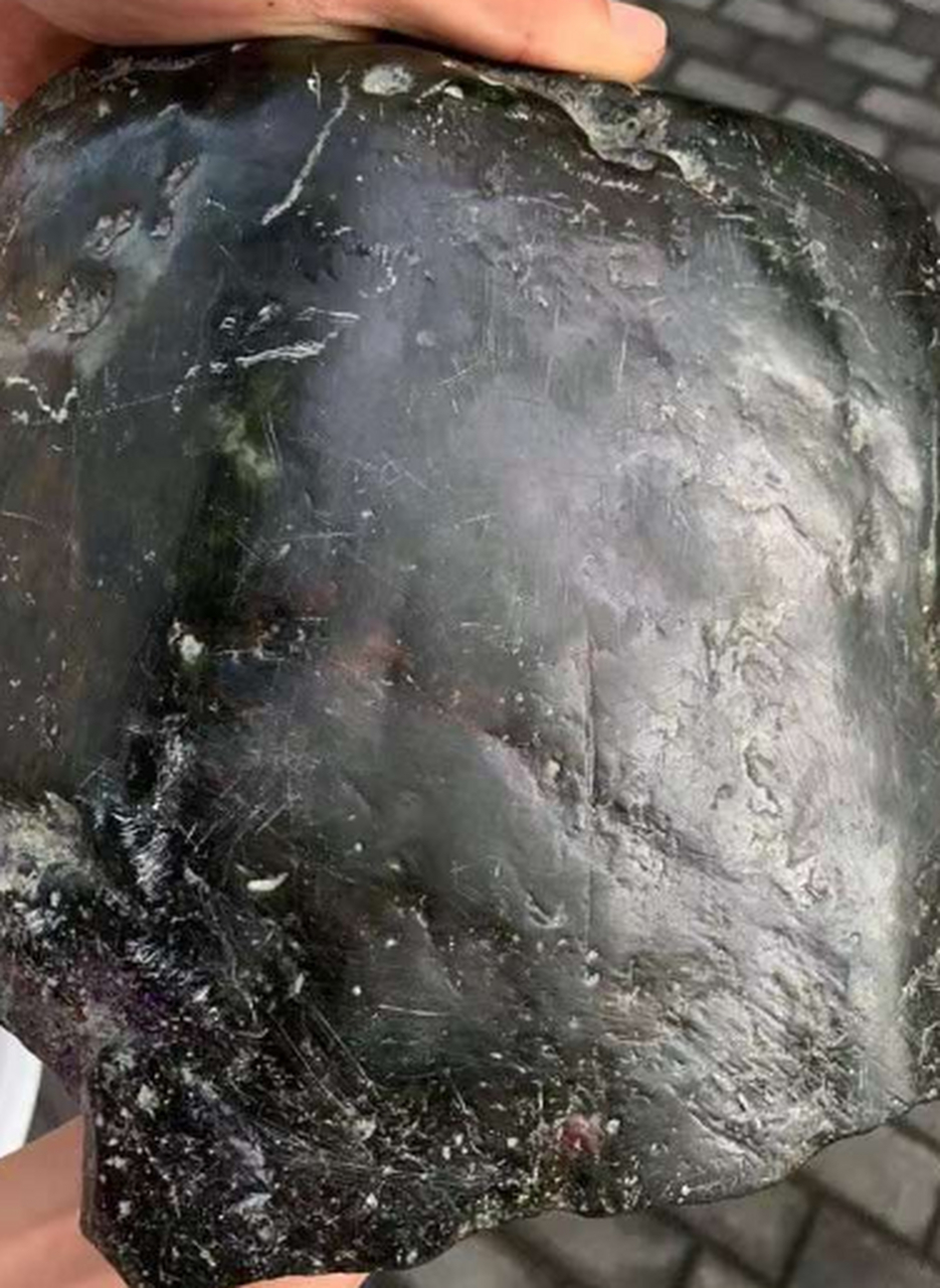 翡翠原石乌黑皮子,翡翠原石乌黑皮子是什么-第1张图片-翡翠网 翡翠原石乌黑皮子,翡翠原石乌黑皮子是什么-第1张图片-翡翠网