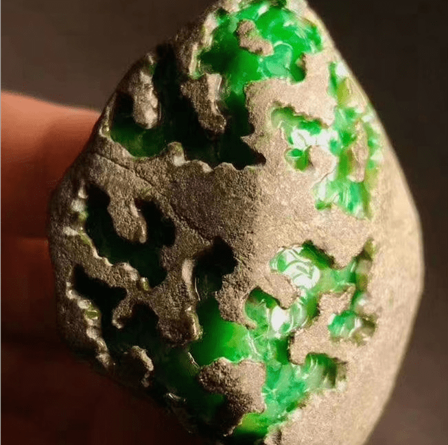 翡翠原石窗口打油翡翠原石抹油是怎么回事-第1张图片-翡翠网 翡翠原石窗口打油翡翠原石抹油是怎么回事-第1张图片-翡翠网