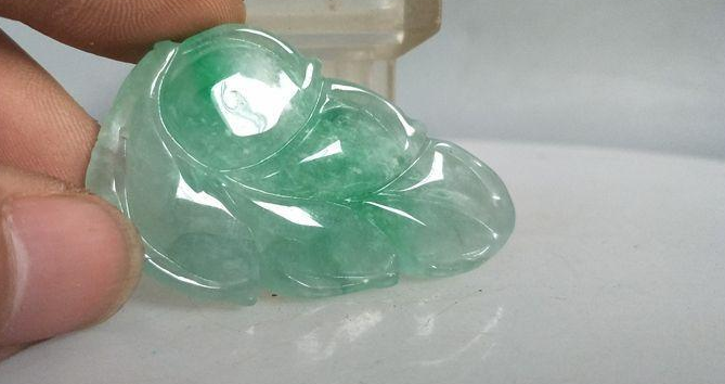 灰白色翡翠玉镯真假,白泥真假翡翠知识-第1张图片-翡翠网 灰白色翡翠玉镯真假,白泥真假翡翠知识-第1张图片-翡翠网