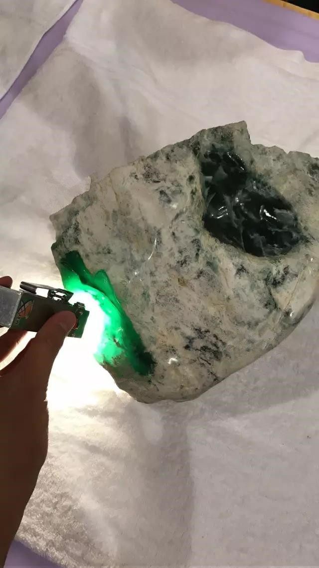 翡翠原石公盘2019,翡翠原石公盘白标红标分别是什么意思-第1张图片-翡翠网 翡翠原石公盘2019,翡翠原石公盘白标红标分别是什么意思-第1张图片-翡翠网