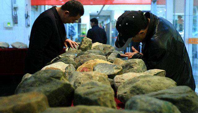 东方金钰库存的翡翠原石值钱吗东方金钰最大翡翠原石在哪里-第2张图片-翡翠网 东方金钰库存的翡翠原石值钱吗东方金钰最大翡翠原石在哪里-第2张图片-翡翠网