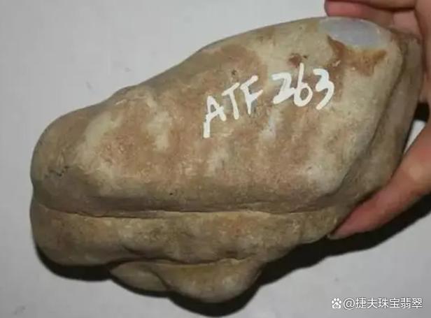 买翡翠的原石,买翡翠的原石是真的吗-第1张图片-翡翠网 买翡翠的原石,买翡翠的原石是真的吗-第1张图片-翡翠网