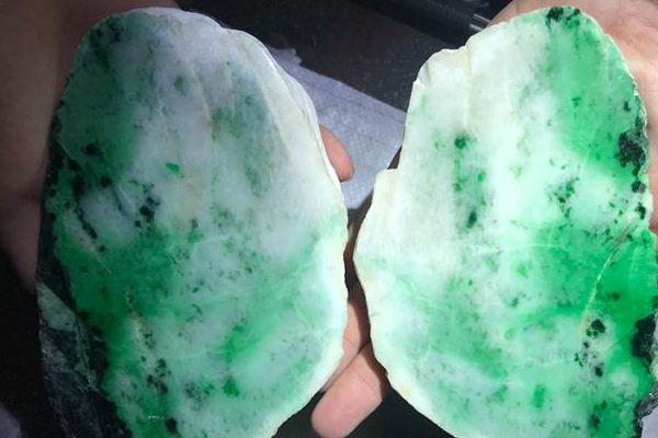 买翡翠的原石,买翡翠的原石是真的吗-第2张图片-翡翠网 买翡翠的原石,买翡翠的原石是真的吗-第2张图片-翡翠网