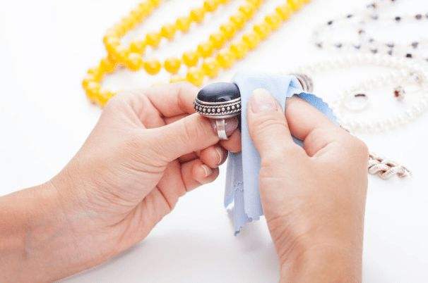 怎样清洗黄金饰品最好黄金首饰怎么清洗效果最好-第1张图片-翡翠网 怎样清洗黄金饰品最好黄金首饰怎么清洗效果最好-第1张图片-翡翠网