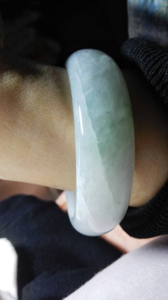 翡翠手镯有裂纹正常吗,翡翠手镯有裂纹正常吗能买吗-第1张图片-翡翠网 翡翠手镯有裂纹正常吗,翡翠手镯有裂纹正常吗能买吗-第1张图片-翡翠网