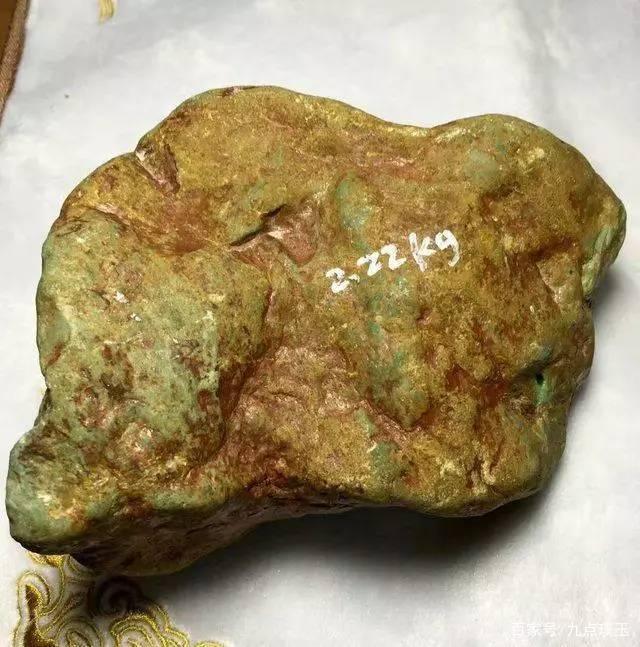 翡翠原石毛料价格,翡翠原石毛料多少钱怎么买的-第2张图片-翡翠网 翡翠原石毛料价格,翡翠原石毛料多少钱怎么买的-第2张图片-翡翠网