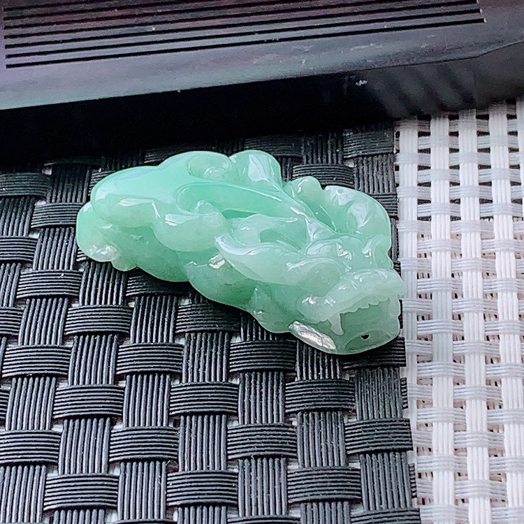 翡翠颜色是豆绿好还是碧绿的好,翡翠知识豆绿-第1张图片-翡翠网 翡翠颜色是豆绿好还是碧绿的好,翡翠知识豆绿-第1张图片-翡翠网