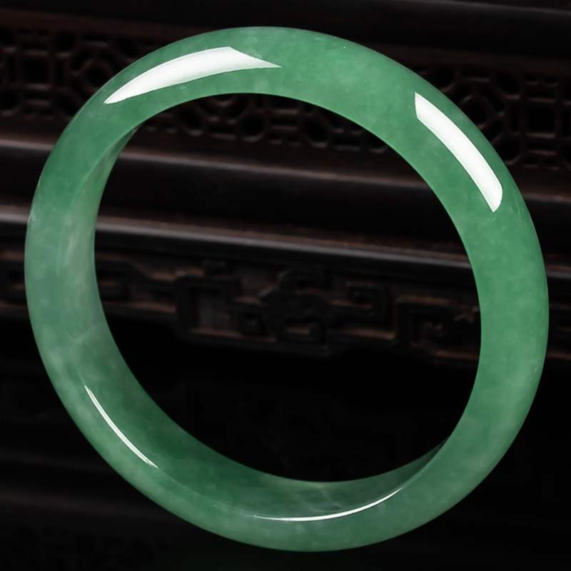 翡翠颜色是豆绿好还是碧绿的好,翡翠知识豆绿-第2张图片-翡翠网 翡翠颜色是豆绿好还是碧绿的好,翡翠知识豆绿-第2张图片-翡翠网