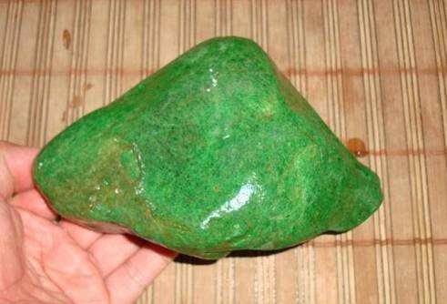 翡翠原石介绍知识,翡翠原石种类的鉴别和图解-第2张图片-翡翠网 翡翠原石介绍知识,翡翠原石种类的鉴别和图解-第2张图片-翡翠网