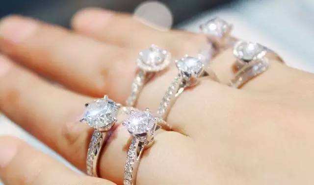 我想问问你现在半克拉钻戒大概需要多少价钱,半克拉钻戒多少钱-第1张图片-翡翠网 我想问问你现在半克拉钻戒大概需要多少价钱,半克拉钻戒多少钱-第1张图片-翡翠网