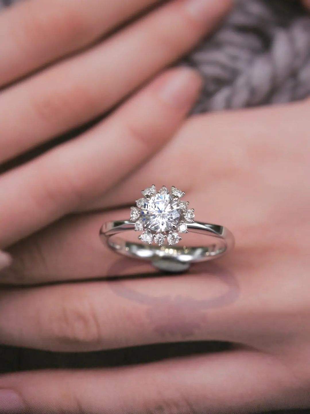 我想问问你现在半克拉钻戒大概需要多少价钱,半克拉钻戒多少钱-第2张图片-翡翠网 我想问问你现在半克拉钻戒大概需要多少价钱,半克拉钻戒多少钱-第2张图片-翡翠网