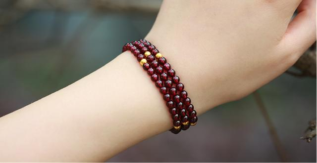 石榴石戴翡翠手镯石榴石戴翡翠手镯好不好-第1张图片-翡翠网 石榴石戴翡翠手镯石榴石戴翡翠手镯好不好-第1张图片-翡翠网