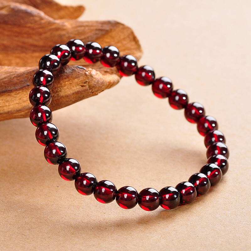 石榴石戴翡翠手镯石榴石戴翡翠手镯好不好-第2张图片-翡翠网 石榴石戴翡翠手镯石榴石戴翡翠手镯好不好-第2张图片-翡翠网