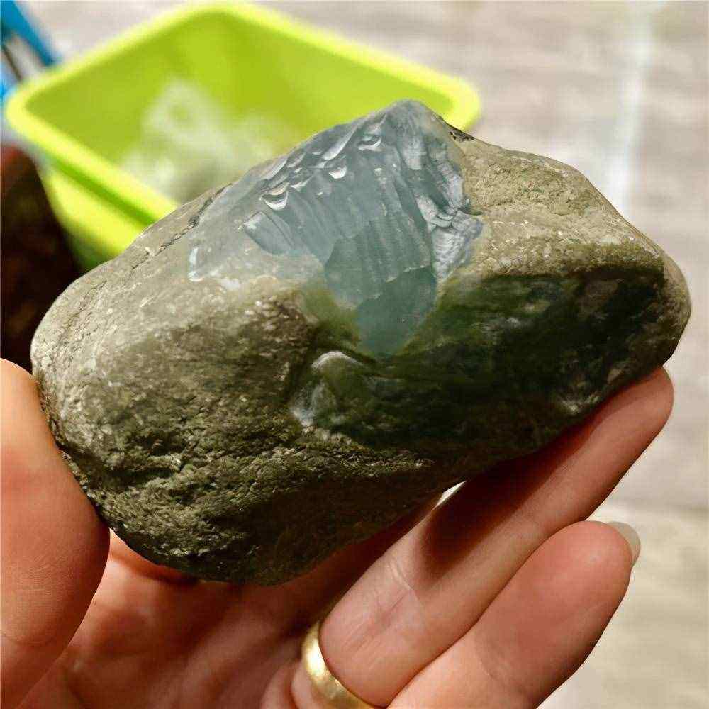 摆三桥翡翠原石的特点摆三桥原石可赌吗-第1张图片-翡翠网 摆三桥翡翠原石的特点摆三桥原石可赌吗-第1张图片-翡翠网