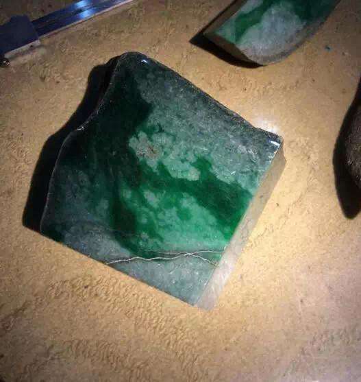 翡翠原石莽带翡翠原石莽带颜色-第1张图片-翡翠网 翡翠原石莽带翡翠原石莽带颜色-第1张图片-翡翠网