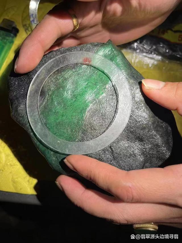 翡翠原石莽带翡翠原石莽带颜色-第2张图片-翡翠网 翡翠原石莽带翡翠原石莽带颜色-第2张图片-翡翠网