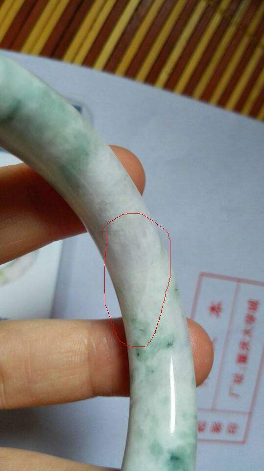 翡翠手镯有裂纹是什么样的,翡翠手镯有纹裂怎么区分-第1张图片-翡翠网