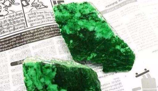 癣加绿翡翠手镯值钱吗翡翠原石癣加绿-第1张图片-翡翠网