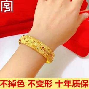 妈妈戴黄金首饰图片,妈妈的金项链配什么吊坠-第1张图片-翡翠网