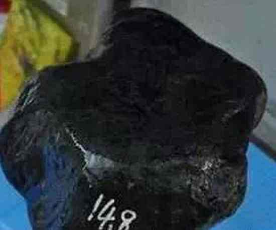 翡翠黑色原石粘着泥沙怎样去除翡翠黑色原石粘着泥沙怎样去除掉-第1张图片-翡翠网 翡翠黑色原石粘着泥沙怎样去除翡翠黑色原石粘着泥沙怎样去除掉-第1张图片-翡翠网