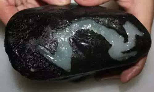 翡翠黑色原石粘着泥沙怎样去除翡翠黑色原石粘着泥沙怎样去除掉-第2张图片-翡翠网 翡翠黑色原石粘着泥沙怎样去除翡翠黑色原石粘着泥沙怎样去除掉-第2张图片-翡翠网