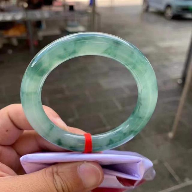 二万以内翡翠手镯2万能买什么翡翠手镯-第2张图片-翡翠网 二万以内翡翠手镯2万能买什么翡翠手镯-第2张图片-翡翠网
