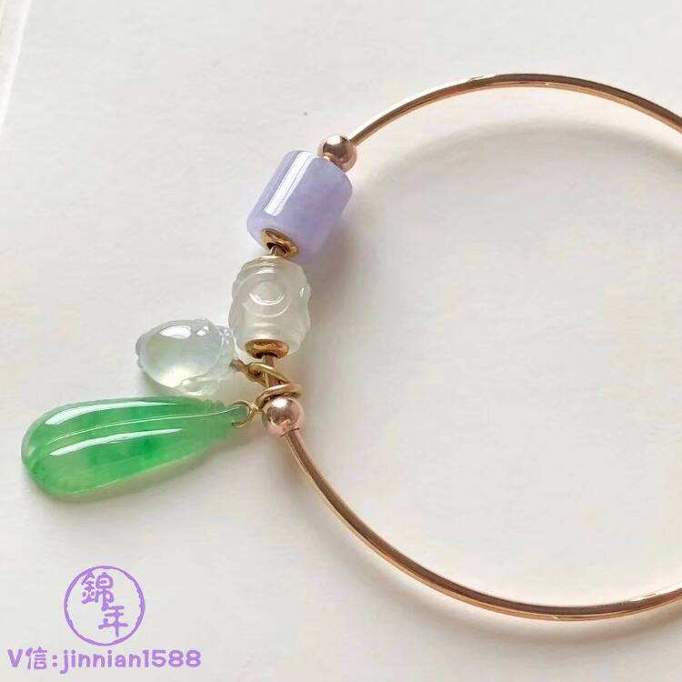 潘多拉手镯真假对比鉴别方法新版潘多拉真假翡翠知识-第1张图片-翡翠网 潘多拉手镯真假对比鉴别方法新版潘多拉真假翡翠知识-第1张图片-翡翠网