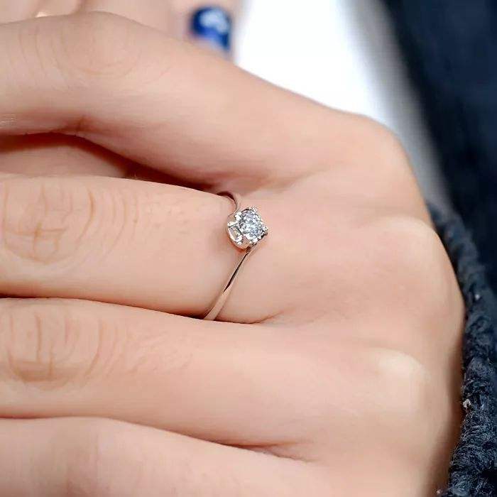 钻戒应该戴在哪个手指钻戒应该戴在哪个手指好-第2张图片-翡翠网