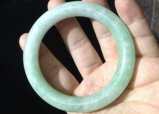 翡翠手镯怎样保存不会变形翡翠手镯怎样保存不会变形呢-第2张图片-翡翠网