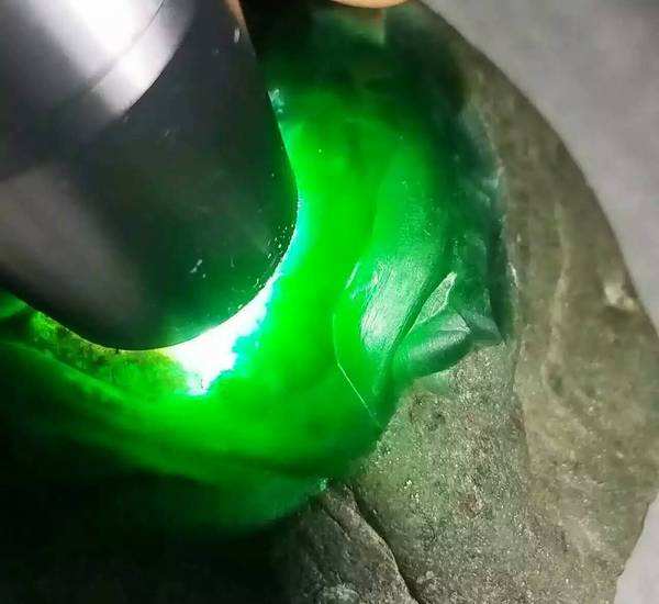 帝王绿翡翠原石表皮特征帝王绿翡翠原石的表现-第1张图片-翡翠网 帝王绿翡翠原石表皮特征帝王绿翡翠原石的表现-第1张图片-翡翠网