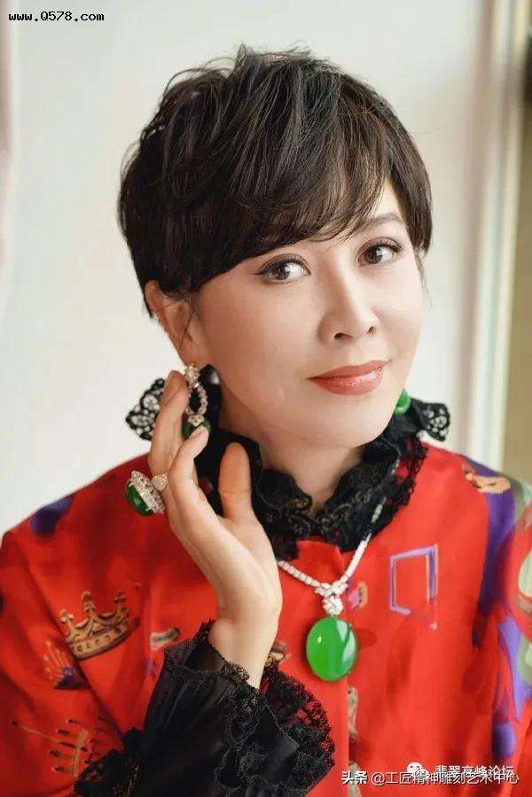 16春晚翡翠知识,春晚观众席戴翡翠女的是谁-第2张图片-翡翠网 16春晚翡翠知识,春晚观众席戴翡翠女的是谁-第2张图片-翡翠网