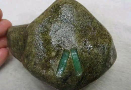 怎么判断是翡翠原石质地的好坏怎么判断是翡翠原石-第2张图片-翡翠网 怎么判断是翡翠原石质地的好坏怎么判断是翡翠原石-第2张图片-翡翠网