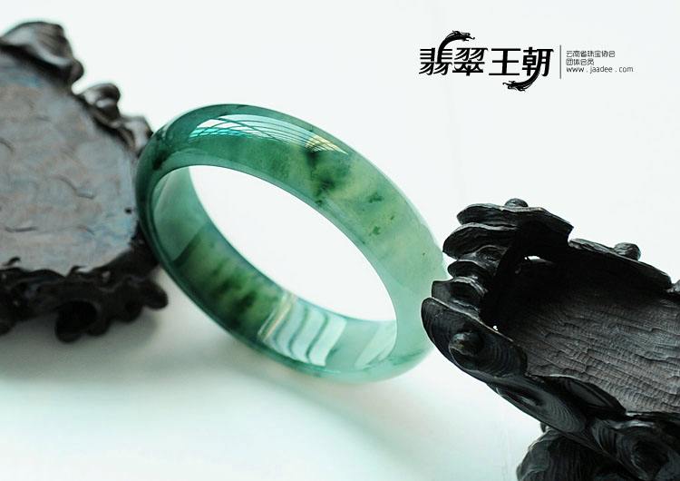墨绿色飘花翡翠手镯墨绿翡翠飘花手镯-第2张图片-翡翠网 墨绿色飘花翡翠手镯墨绿翡翠飘花手镯-第2张图片-翡翠网