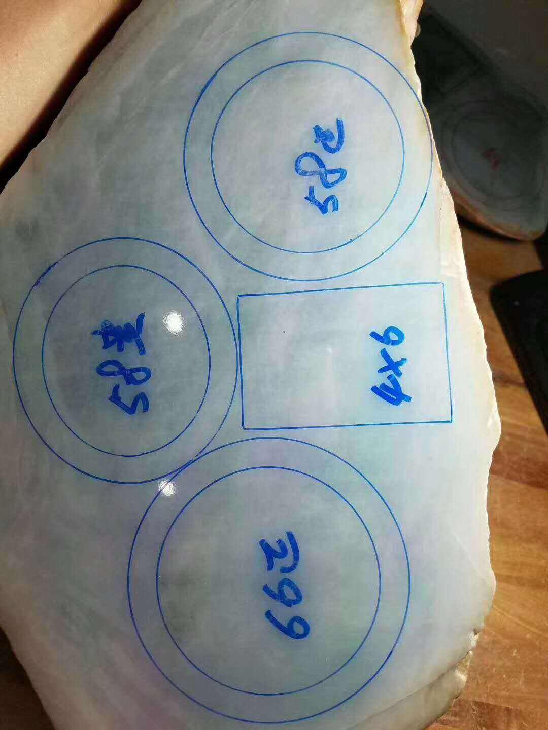 翡翠原石可以加工成哪些成品翡翠原石加工过程-第1张图片-翡翠网 翡翠原石可以加工成哪些成品翡翠原石加工过程-第1张图片-翡翠网