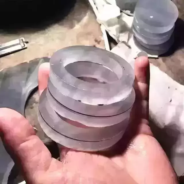 翡翠原石可以加工成哪些成品翡翠原石加工过程-第2张图片-翡翠网 翡翠原石可以加工成哪些成品翡翠原石加工过程-第2张图片-翡翠网