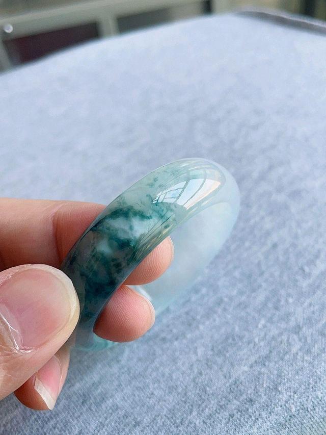 糯冰种飘阳绿翡翠手镯的价格,冰糯种飘兰花翡翠手镯价格-第2张图片-翡翠网 糯冰种飘阳绿翡翠手镯的价格,冰糯种飘兰花翡翠手镯价格-第2张图片-翡翠网